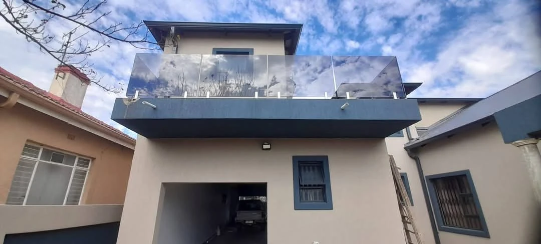 Glass balustrade system