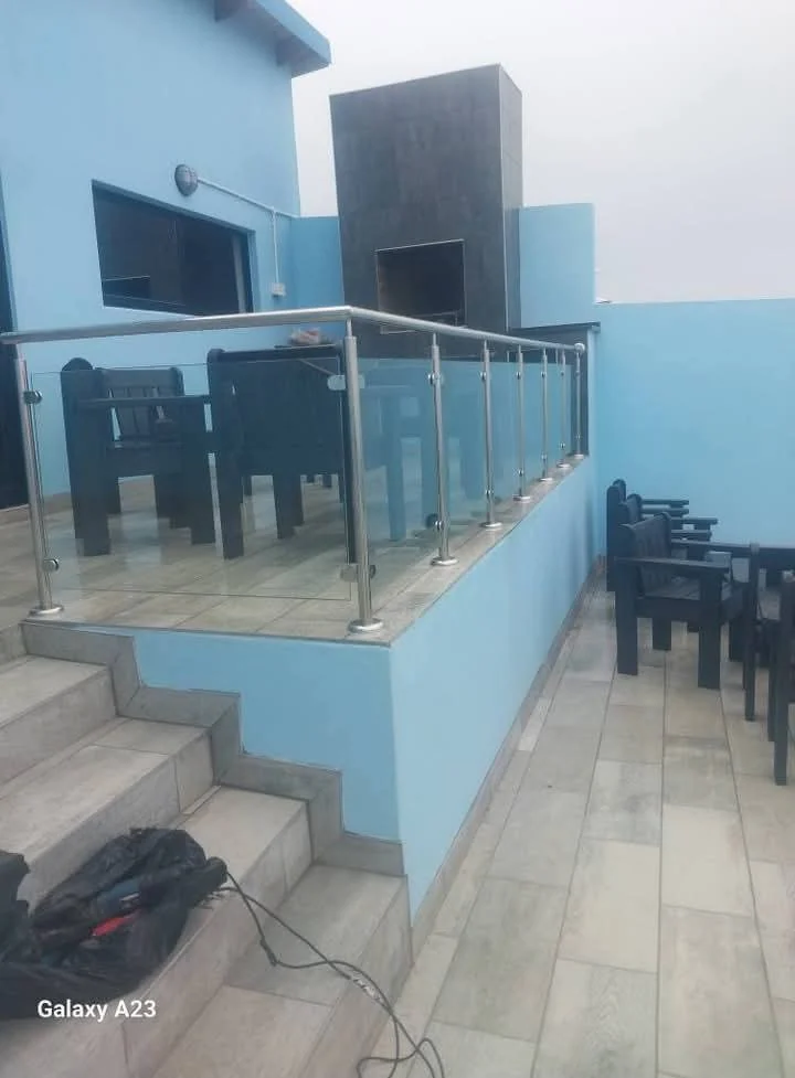 Glass balcony balustrade installation