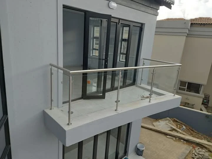 Compact glass balcony balustrade