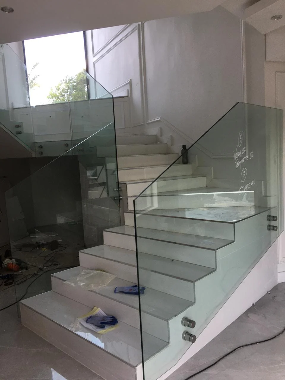 Clean glass staircase balustrade installation
